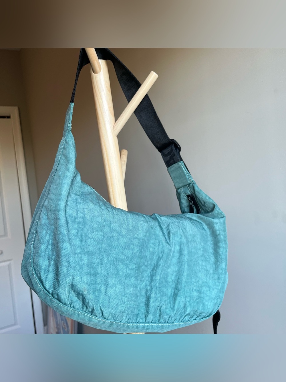BAGGU Medium Minty Teal Crescent - Picture 2 of 8